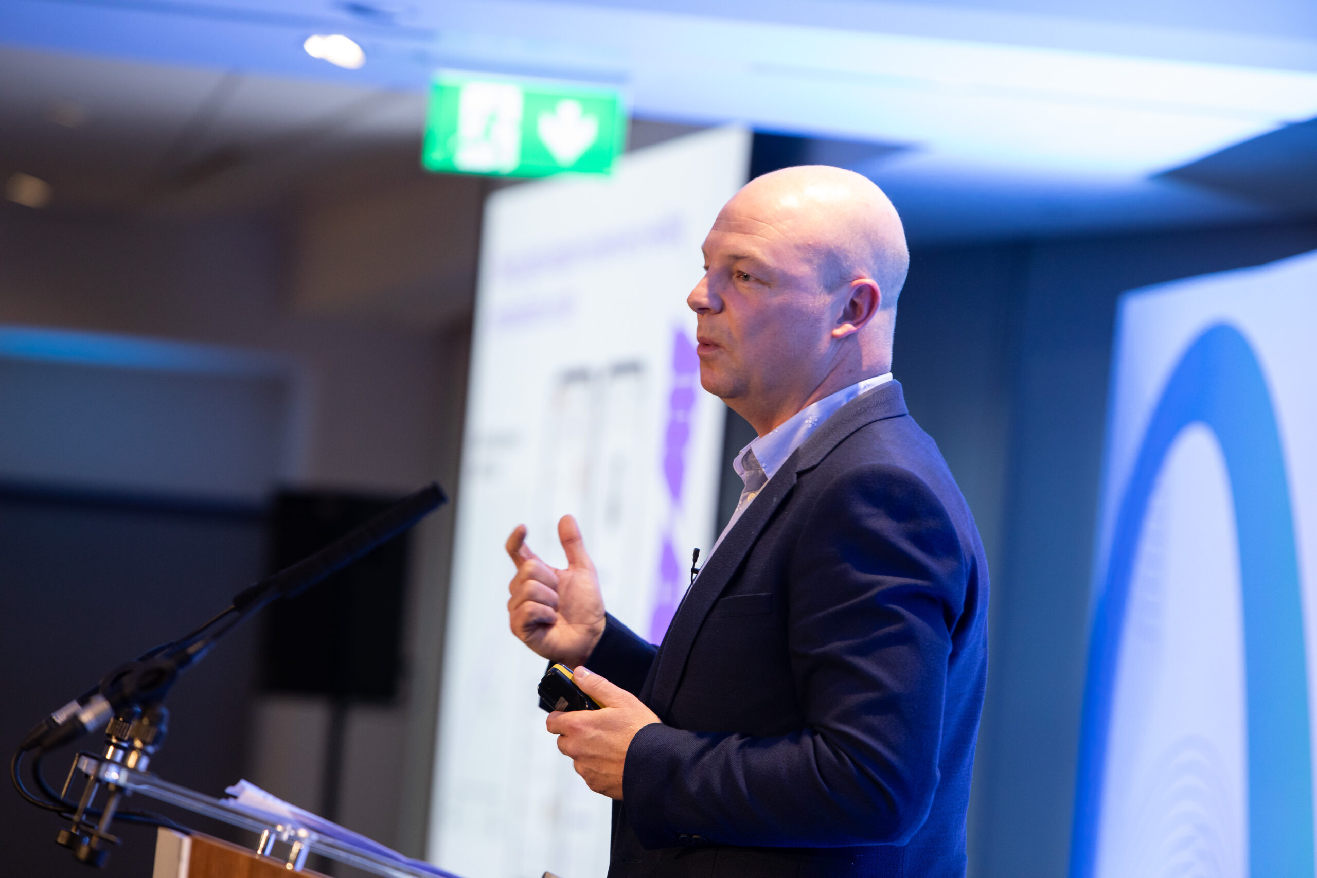 Alex Jardine presenting on personalisation at the 2024 100 Summit.