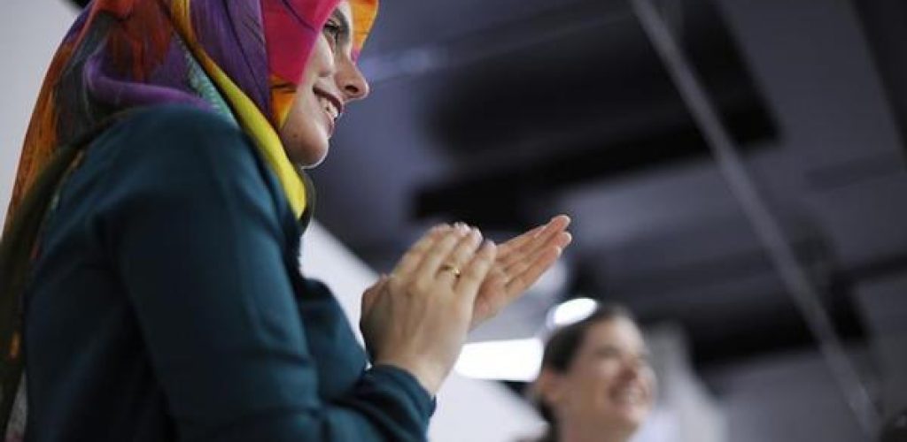 woman_hijabi_clapping_Thumb