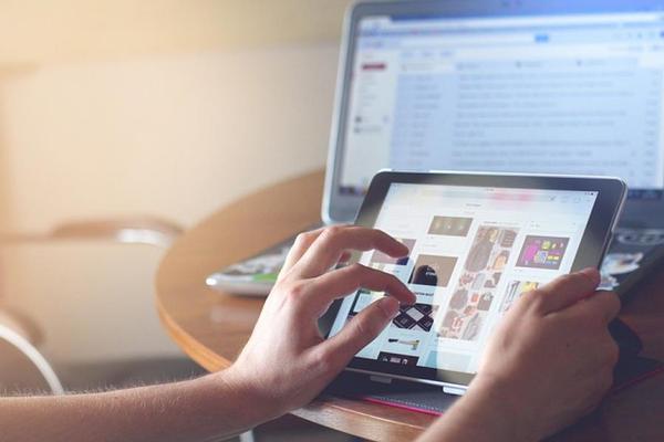 ipad and desktop Thumb