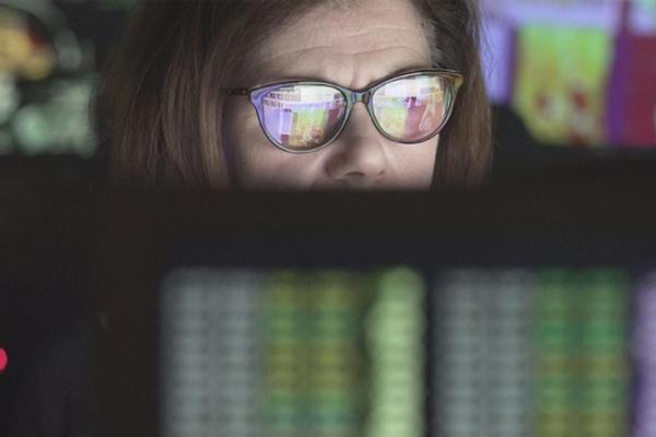 woman glasses monitor Thumb